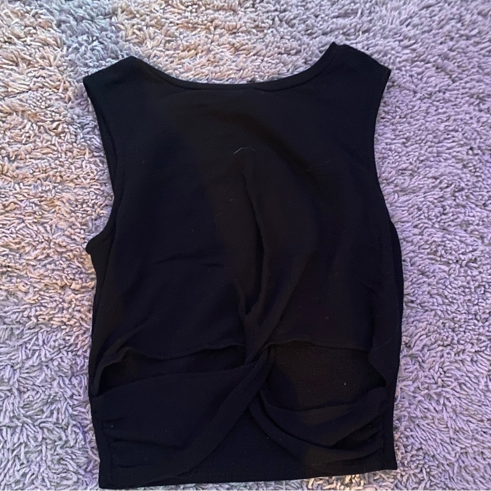 Cropped tank twist in front